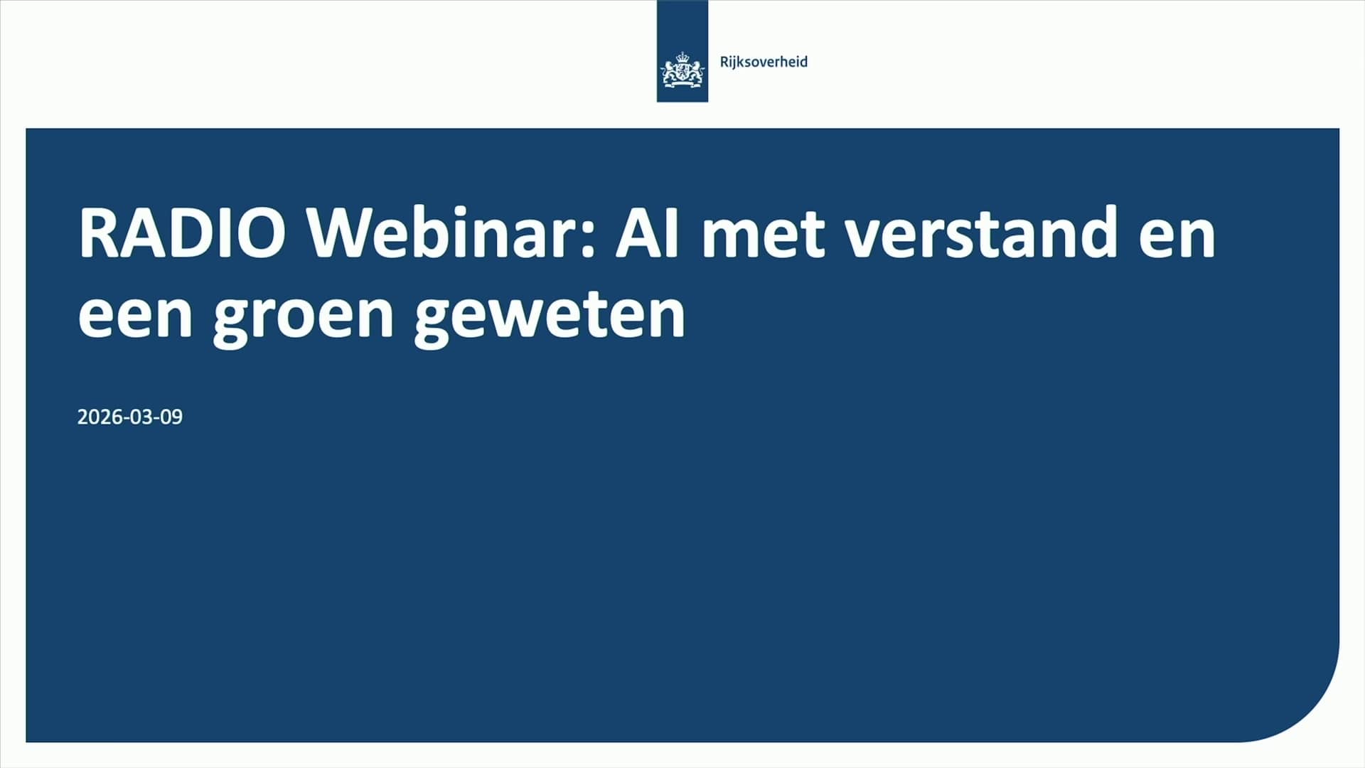 Titelblad in Rijkshuisstijl met daarop persoon achter laptop in illustratiestijl met daarnaast tekst 'RADIO Webinar: AI met verstand en een groen geweten'