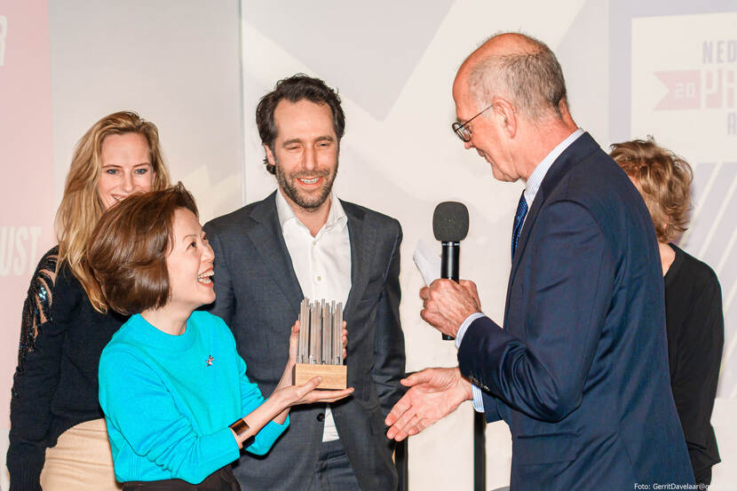 Felicitaties van juryvoorzitter op podium